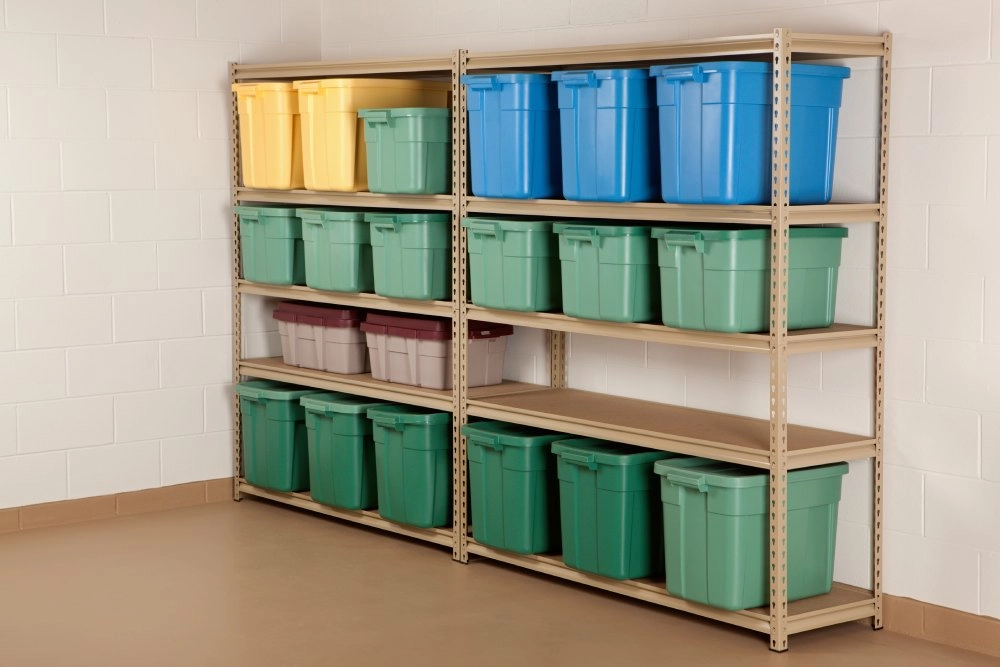 Zwei Metallregale mit bunten Aufbewahrungsboxen.